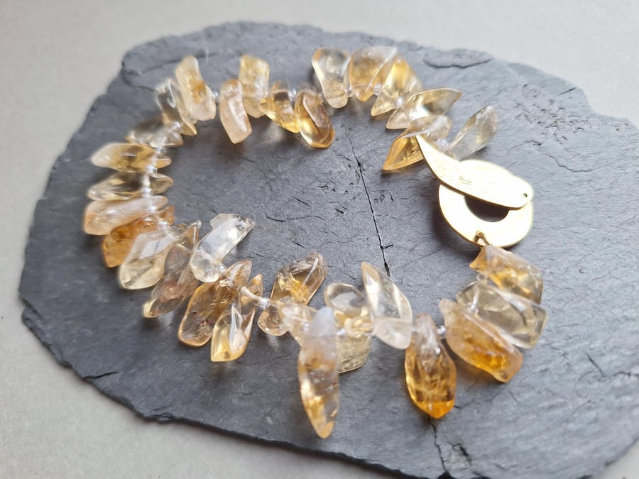 Bracelet from yellow quartz chips with brass clasp.