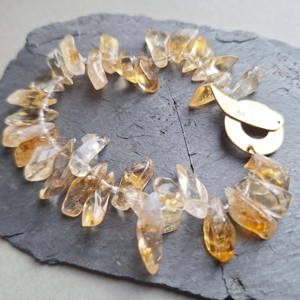 Bracelet from yellow quartz chips with brass clasp.
