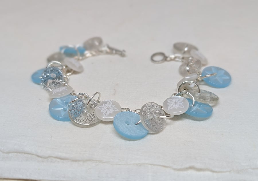 Wintry button bracelet in silver glitter, blue and white with toggle clasp 