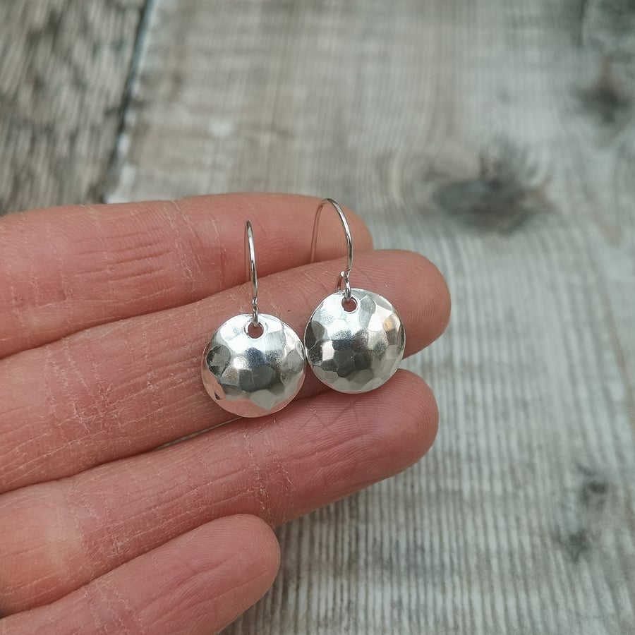 Hammered silver hot sale disc earrings