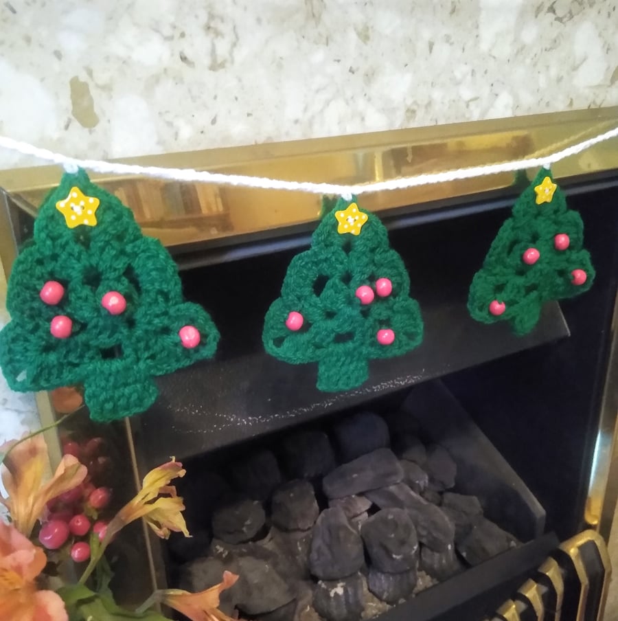 Improved! Crochet Christmas Tree Bunting 