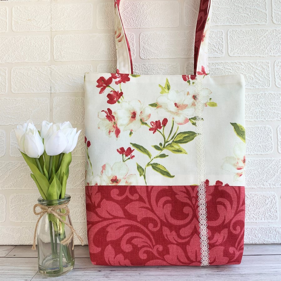 Tote bag in two floral fabrics in cream and red with lace trim