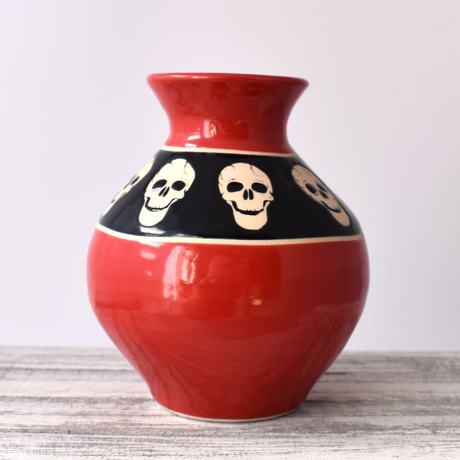 A83 Small skulls vase in black and scarlet (Free UK postage)