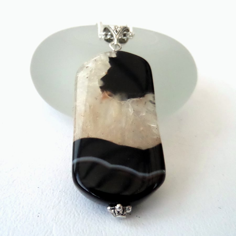 Patterned agate pendant necklace