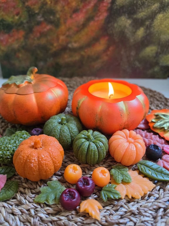 Handmade candle in a pumpkin-shaped plaster holder (soy wax)