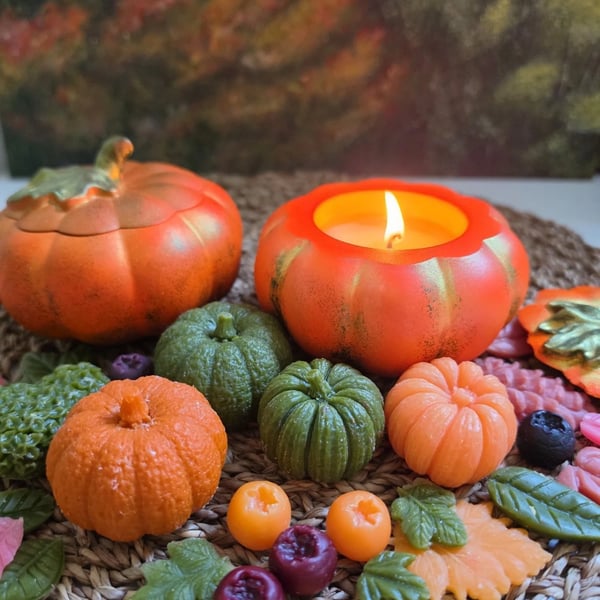 Handmade candle in a pumpkin-shaped plaster holder (soy wax)