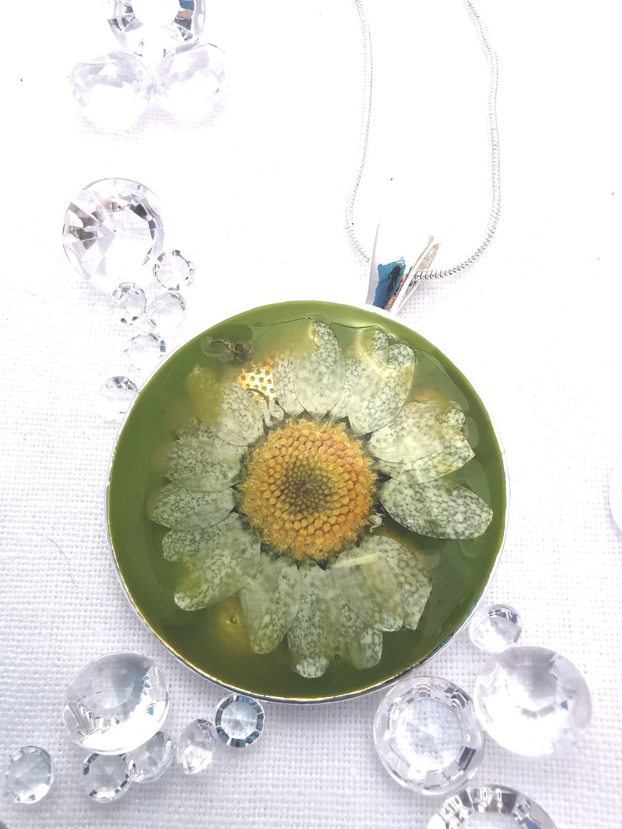 Round Resin Pendant With White Flower