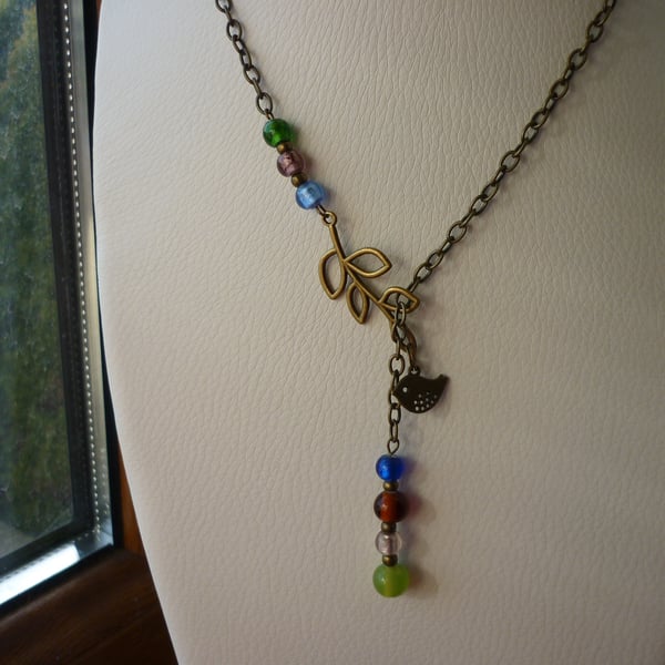 MULTI COLOURED & ANTIQUE BRONZE LEAF AND BIRD LARIAT DESIGN NECKLACE.  1011