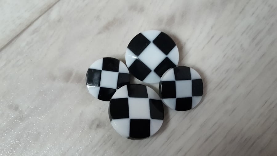 Black & White 60's Look Shank Button 23mm 27mm