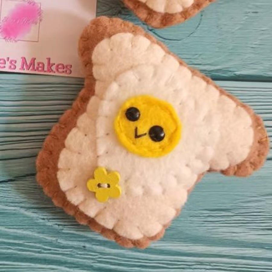 'Egg on Toast' pocket hug & pocket hug card hand sewn in wool blend felt (flowr)