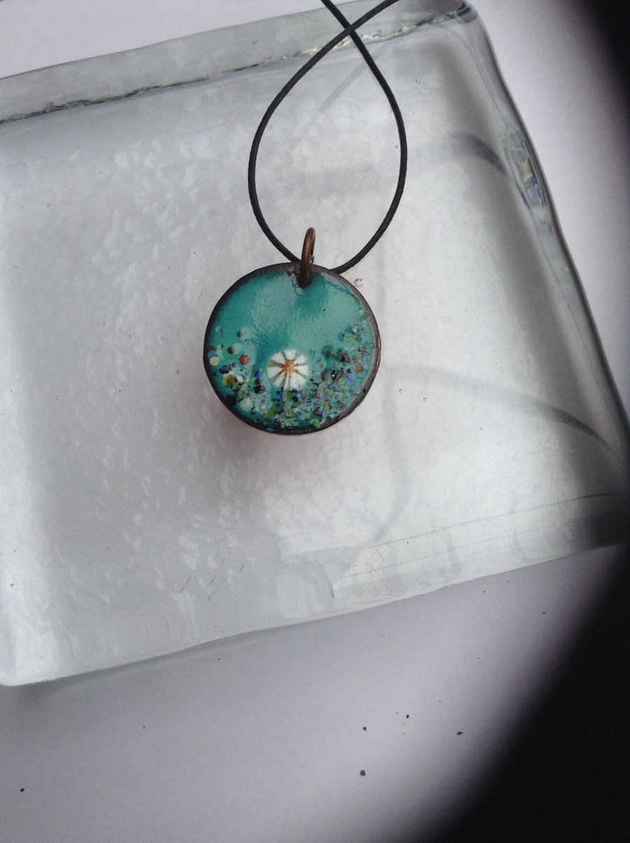 Round enamelled pendant in green with flowers
