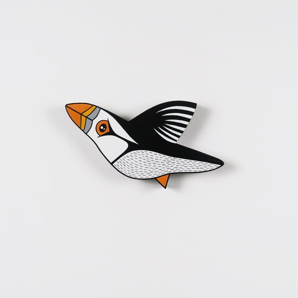 Puffin wooden wall hanging, flying bird decoration, bird lover gift.