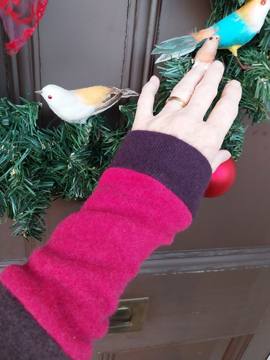 Recycled 100% cashmere wrist warmers in raspberry pink and maroon