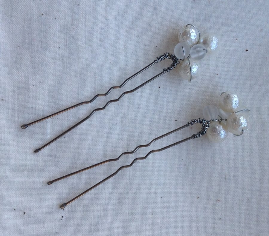 White and pearl Bobby pins