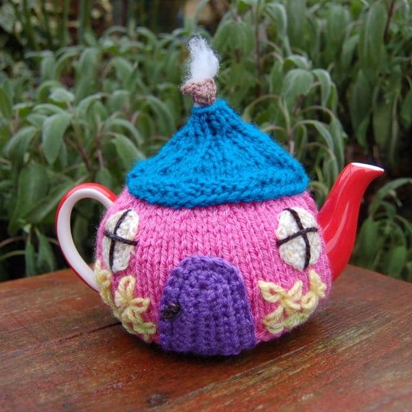 Knitted tea cosy -  Country cottage design to fit a one or two cup teapot