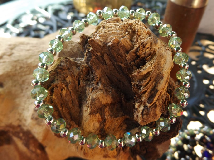 Green crystal stretch bracelet