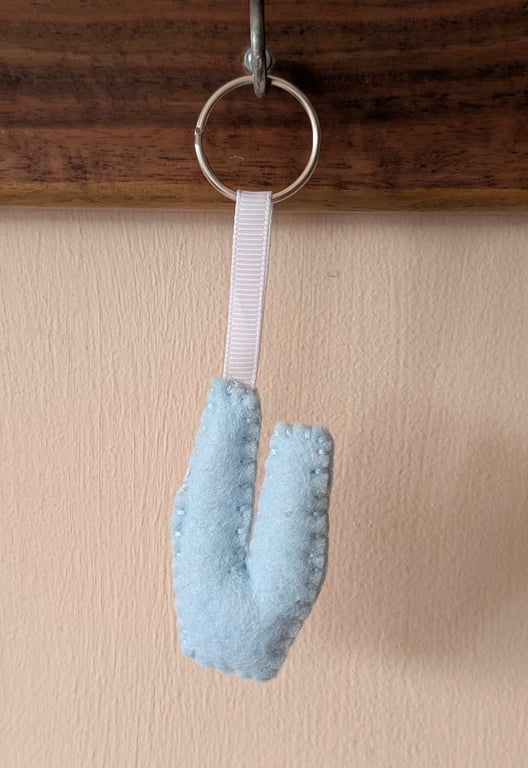 Handmade felt alphabet letter keyring V