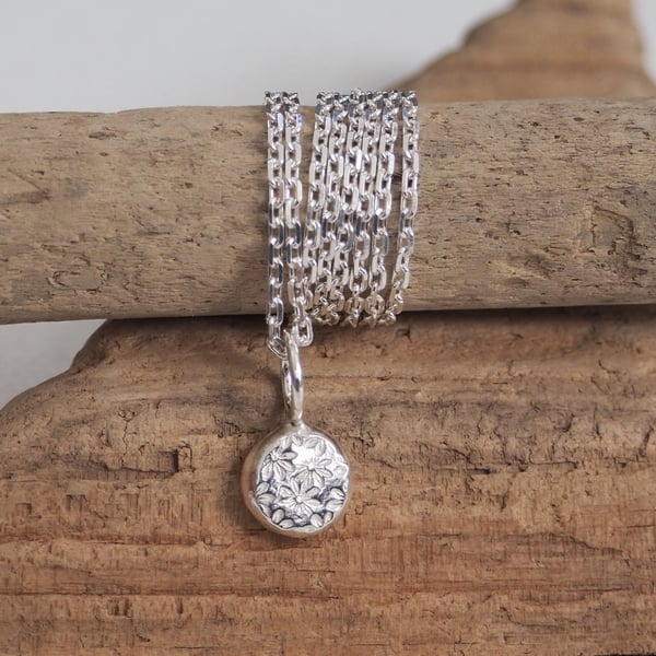 Necklace - Silver flower pebble pendant necklace