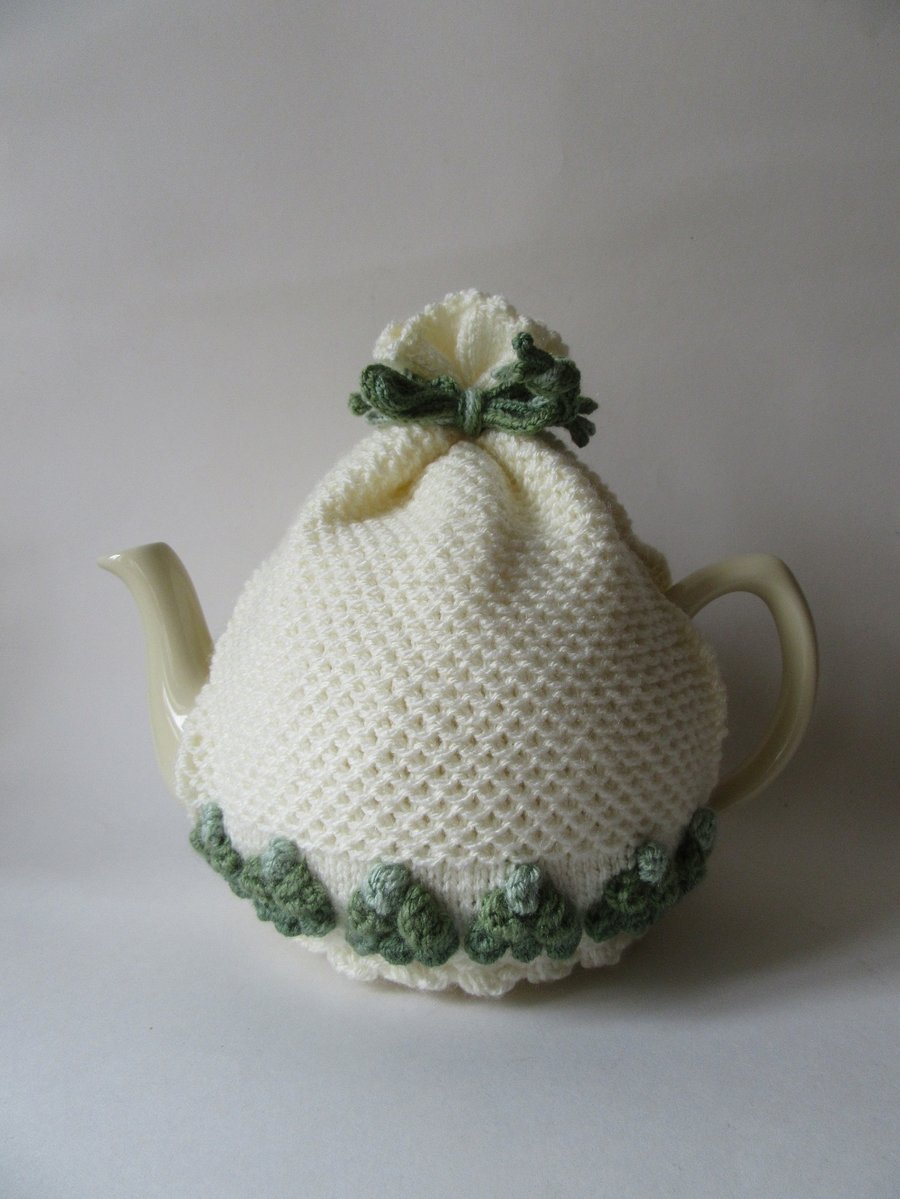 Tea cosy Tea cosie - cream with ombre green Christmas tree bobbles