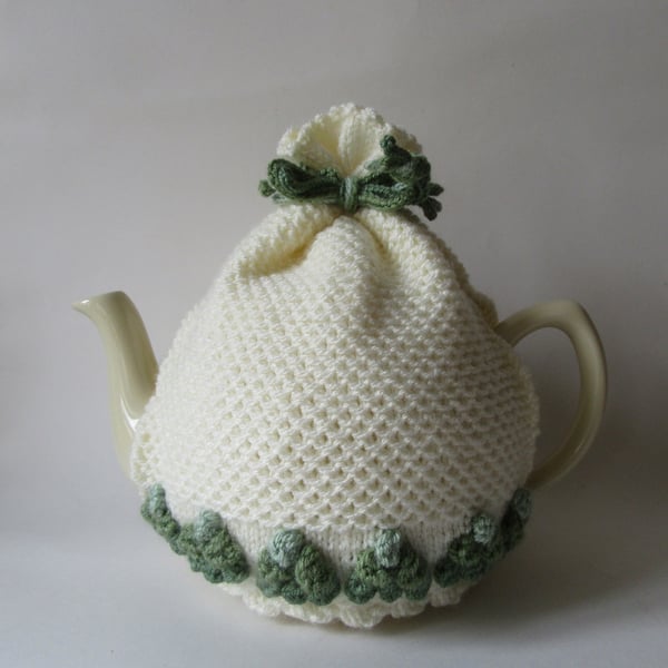 Tea cosy Tea cosie - cream with ombre green Christmas tree bobbles