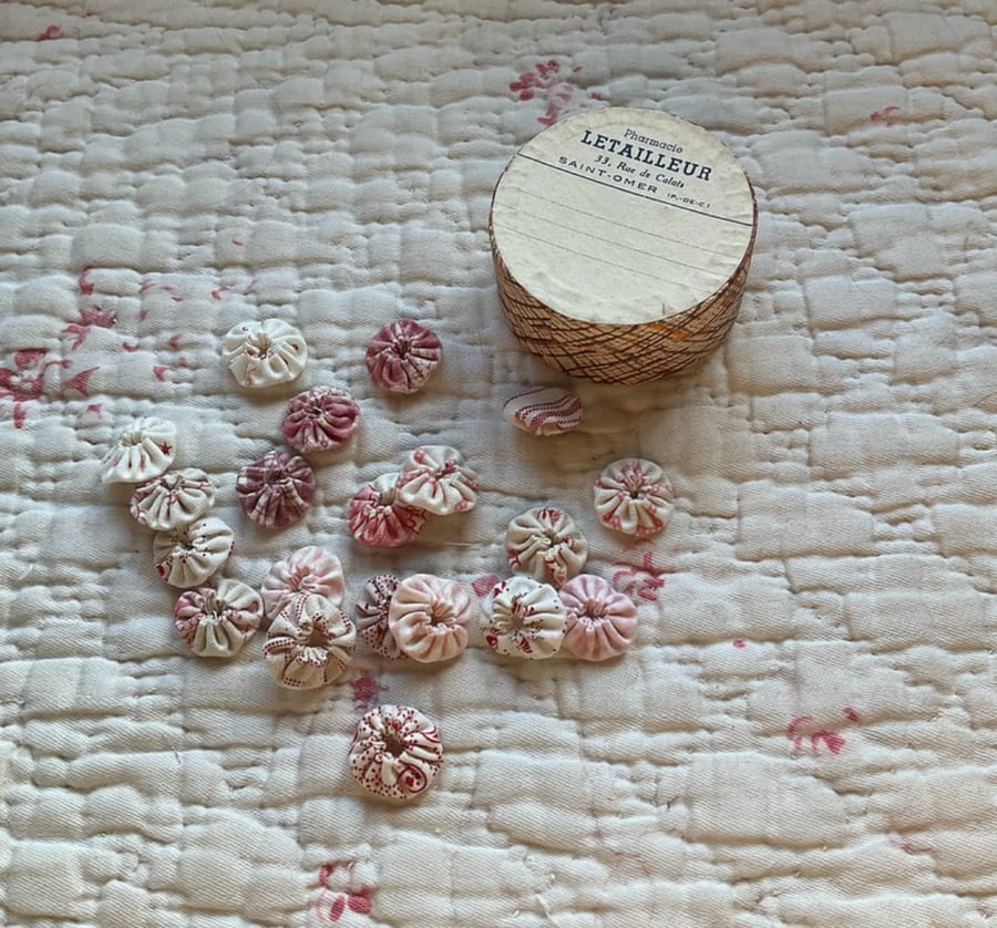 Vintage Box containing 20 Mini Suffolk Puffs (yoyo’s)