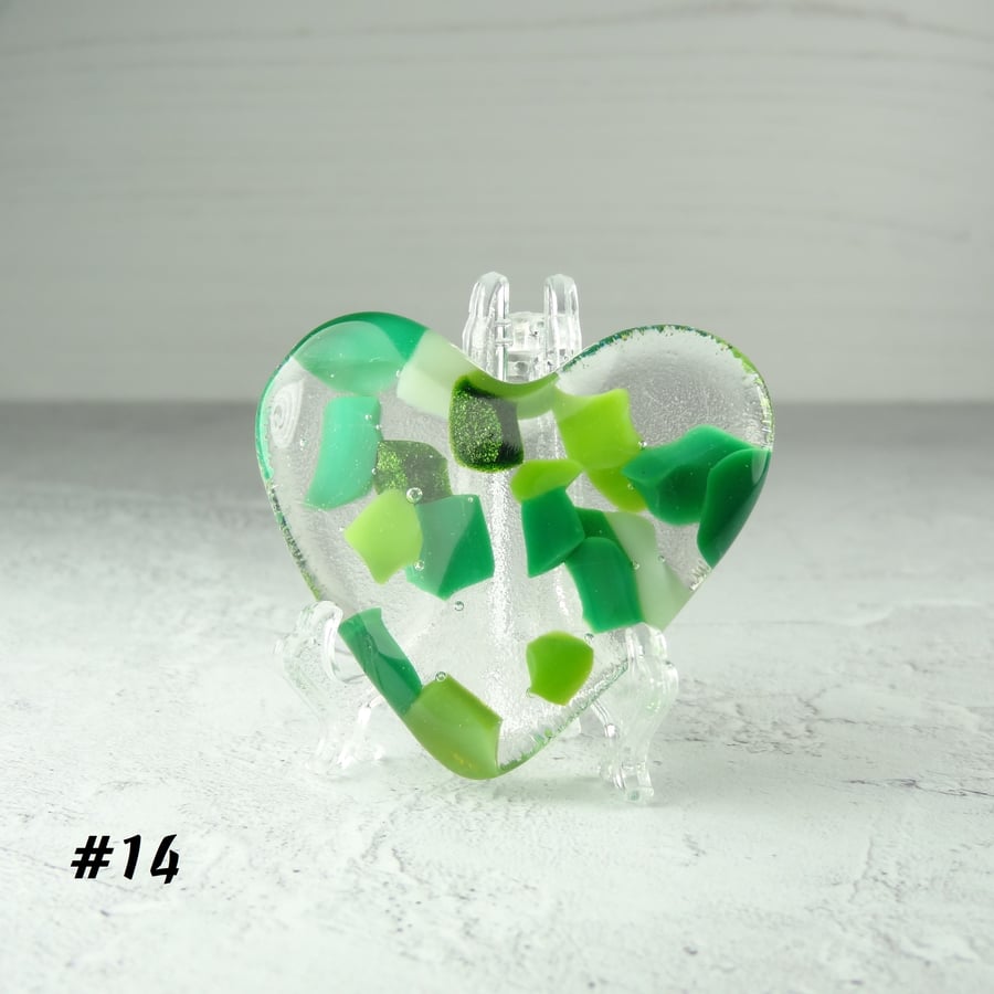 Fused glass green heart pocket hug with stand 5x4.5cm, handcrafted (14)