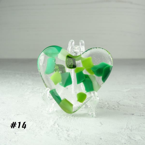 Fused glass green heart pocket hug with stand 5x4.5cm, handcrafted (14)