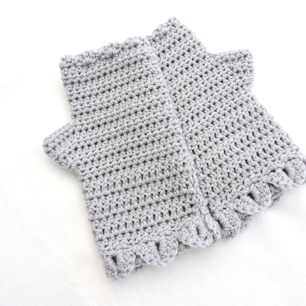 Fingerless Mitts with Dragon Scale Pale Grey