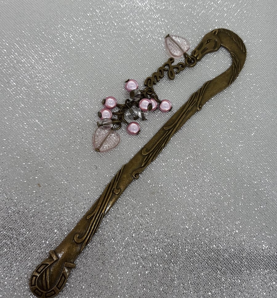 EQ19 Horse bookmark with "love" charm and pink miracle beads