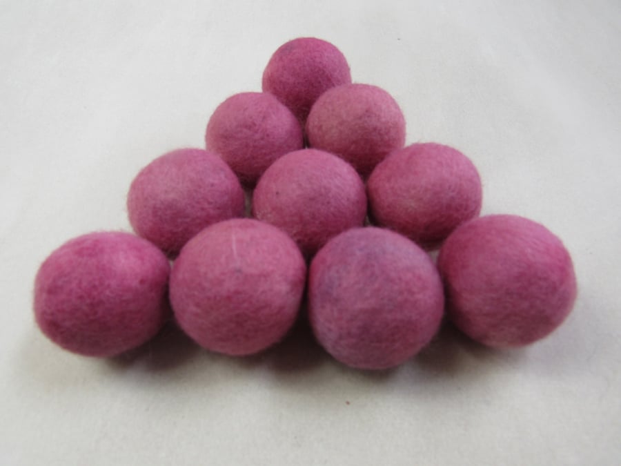 10 Large 3cm Brazilwood Pink Natural Dye Felt Balls