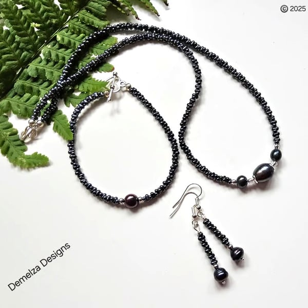 Minimalistic Freshwater Peacock Pearl & Gunmetal Grey Seed Bead Jewellery Set