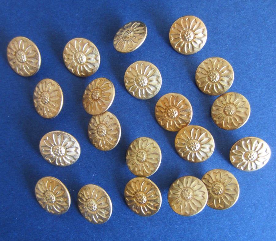 20 Metal Daisy Buttons - 15 mm Bright Gold Coloured