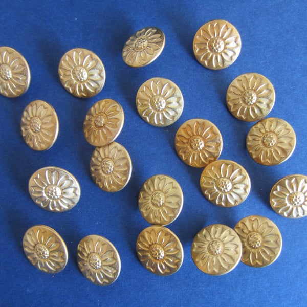 20 Metal Daisy Buttons - 15 mm Bright Gold Coloured