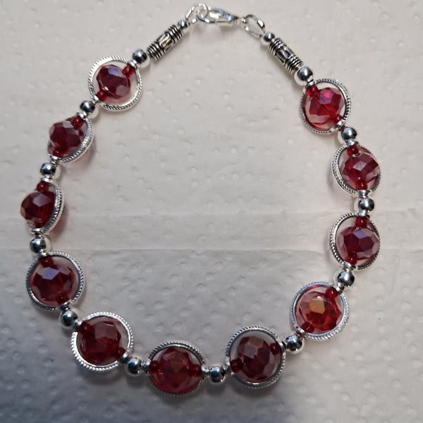 Bracelet with Rondelle faceted beads with engraved links