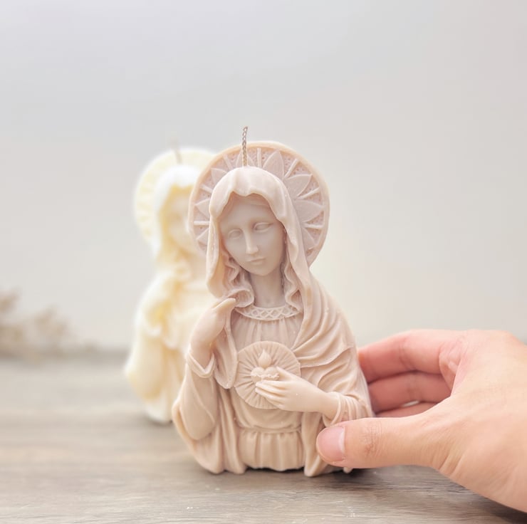 https://imagedelivery.net/0ObHXyjKhN5YJrtuYFSvjQ/i-7c3fed1d-7b65-4562-8fc5-3849966f0460-mother-mary-christian-candle-holy-madonna-christmas-candle-catholic-gift-eli-and-things/featureditemlargei