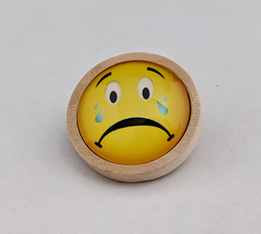 Emoji brooch in wooden setting 008