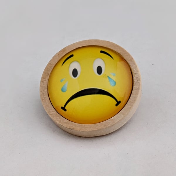 Emoji brooch in wooden setting 008