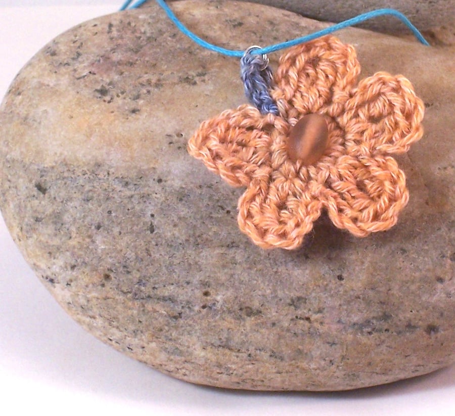 Crochet flower necklace - Petra