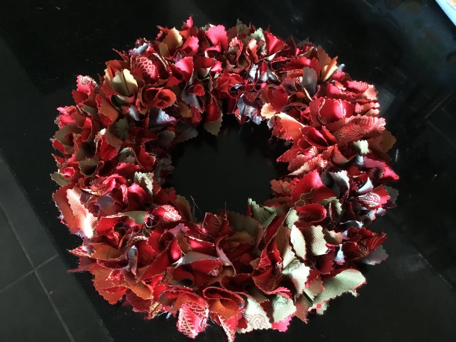 wreath. Hand crafted. Hand cut fabric wreath. Home decor. Ref 208