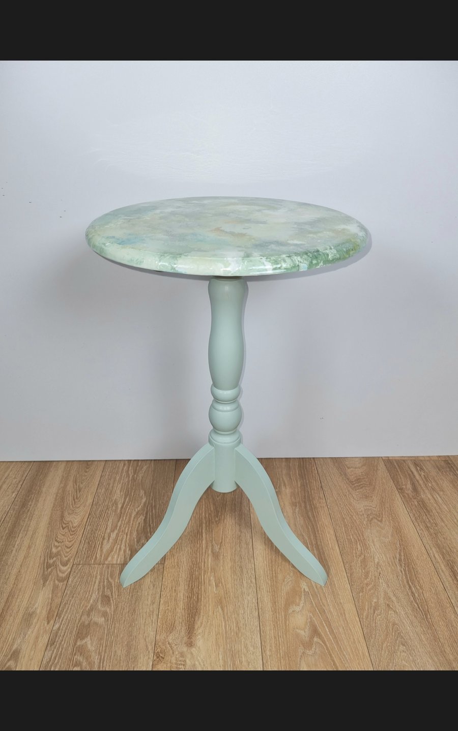 Side Table with a paint pour marble effect in resin
