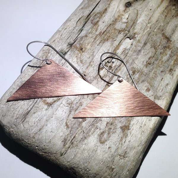 Hammer Textured Copper Triangular Earrings (ERCUDGTR2) - UK Free Post