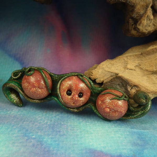 BerryHead Podlings in snug crib 'Peas-in-a-Pod' OOAK Sculpt by artist Ann Galvin