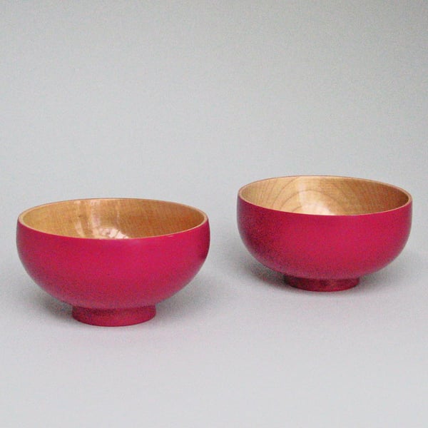 A pair of lacquered bowls