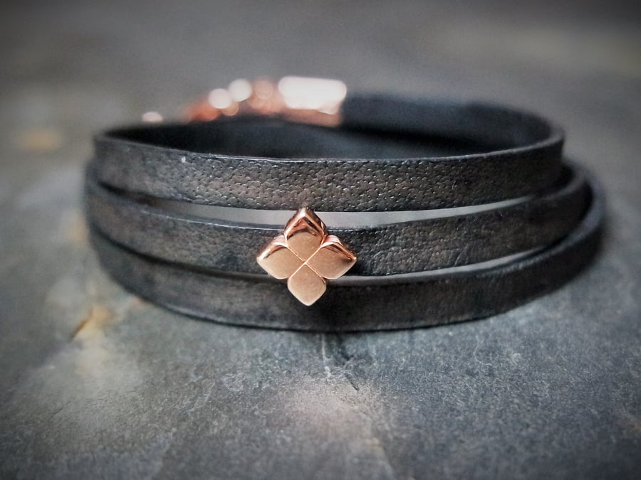 Leather wrap bracelet - Flower slider black rose gold