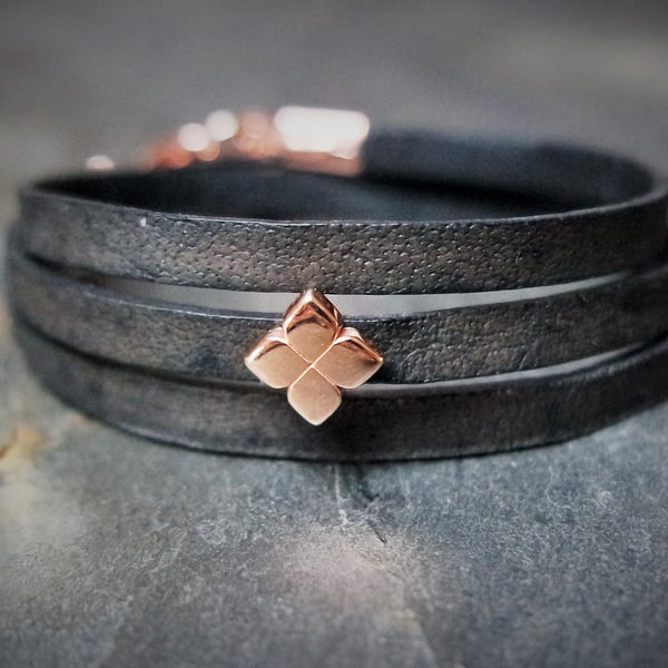 Leather wrap bracelet - Flower slider black rose gold