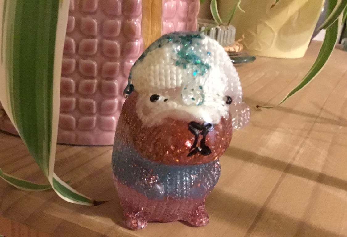 White and blue hat knitted effect resin and glitter capybara