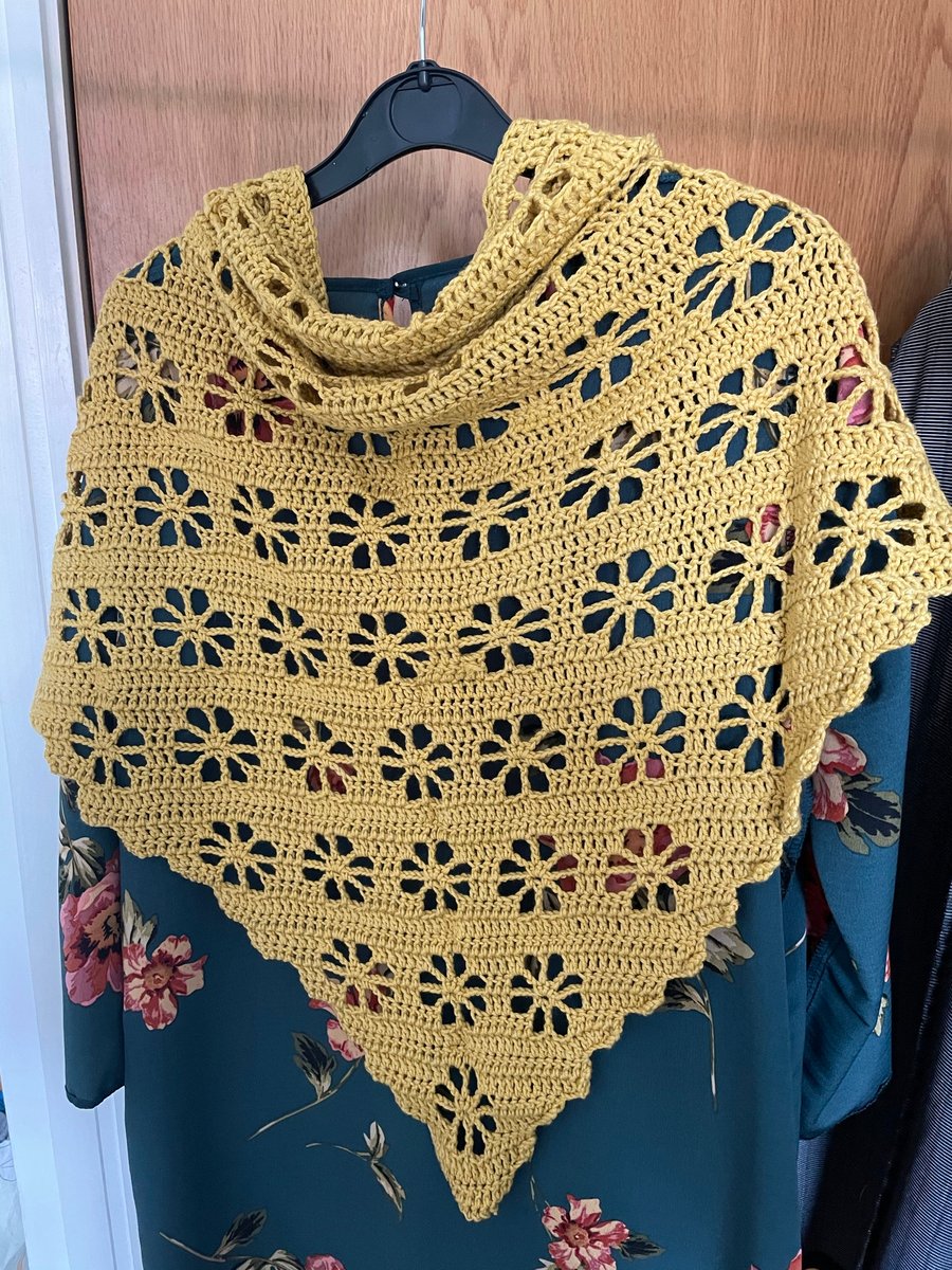 Cotton-merino triangle flower shawl