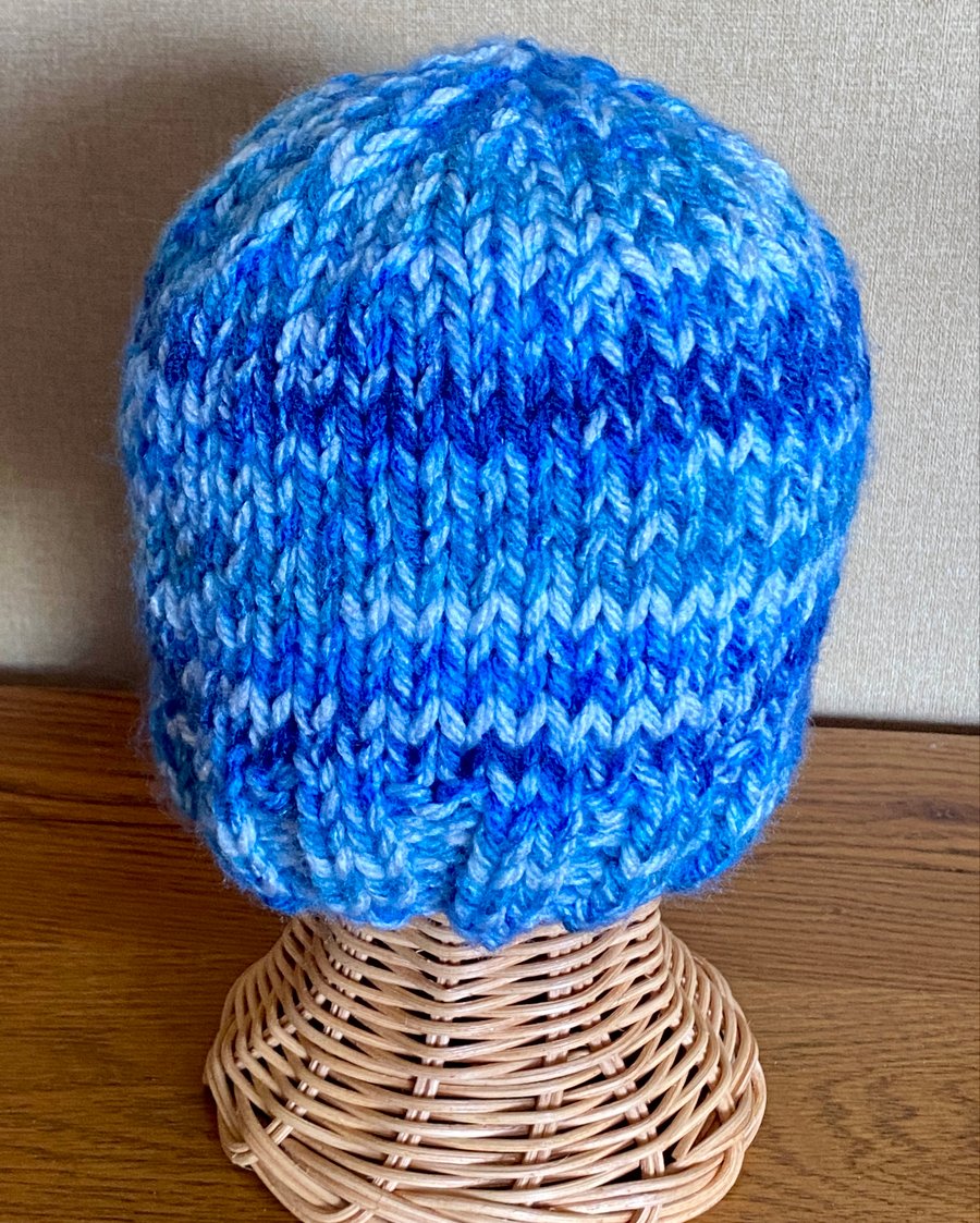 Women's Super Chunky Cosy Hat In Shades OF Blue And White