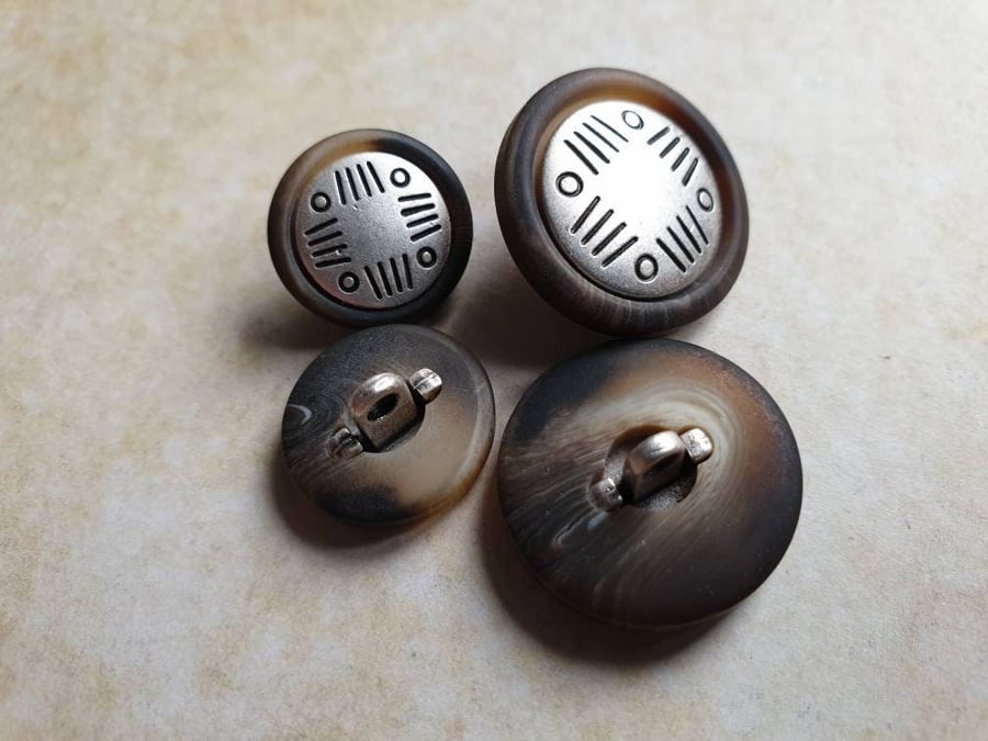 Brown mix  Polyester horn & metal Button in 15mm & 21mm