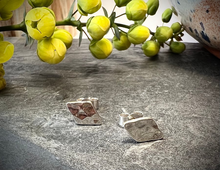 stud earrings silver kite diamond shape hammered 